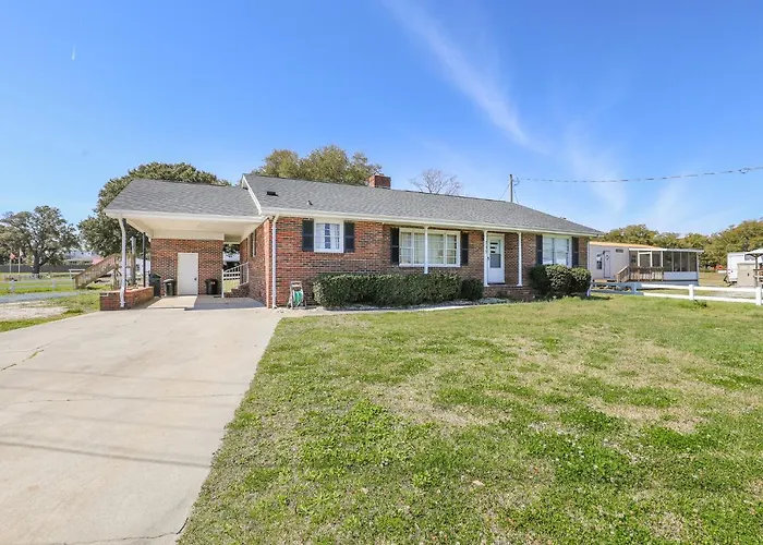 Spacious Home With Waterfront View-Welcome Pets