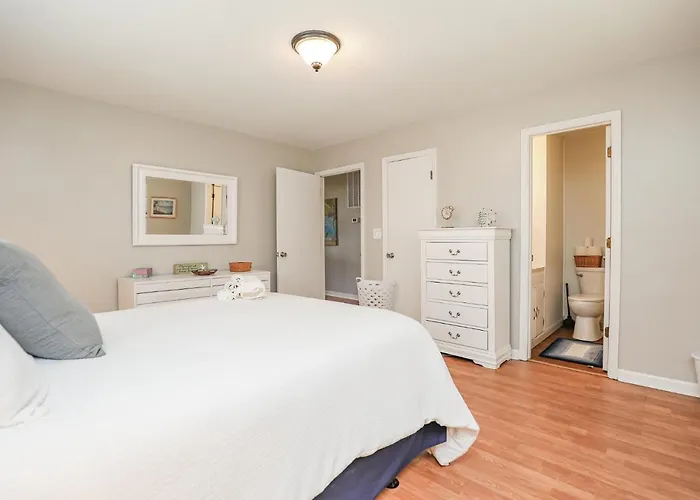 Spacious Home With Waterfront View-Welcome Pets