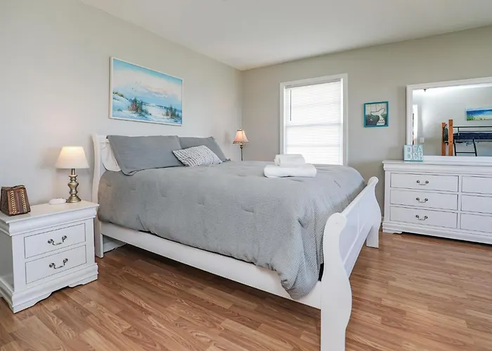 Spacious Home With Waterfront View-Welcome Pets