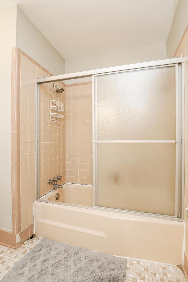 Spacious With Waterfront View-welcome Pets Holiday home *