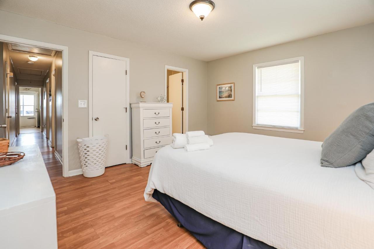 Spacious With Waterfront View-welcome Pets Holiday home *