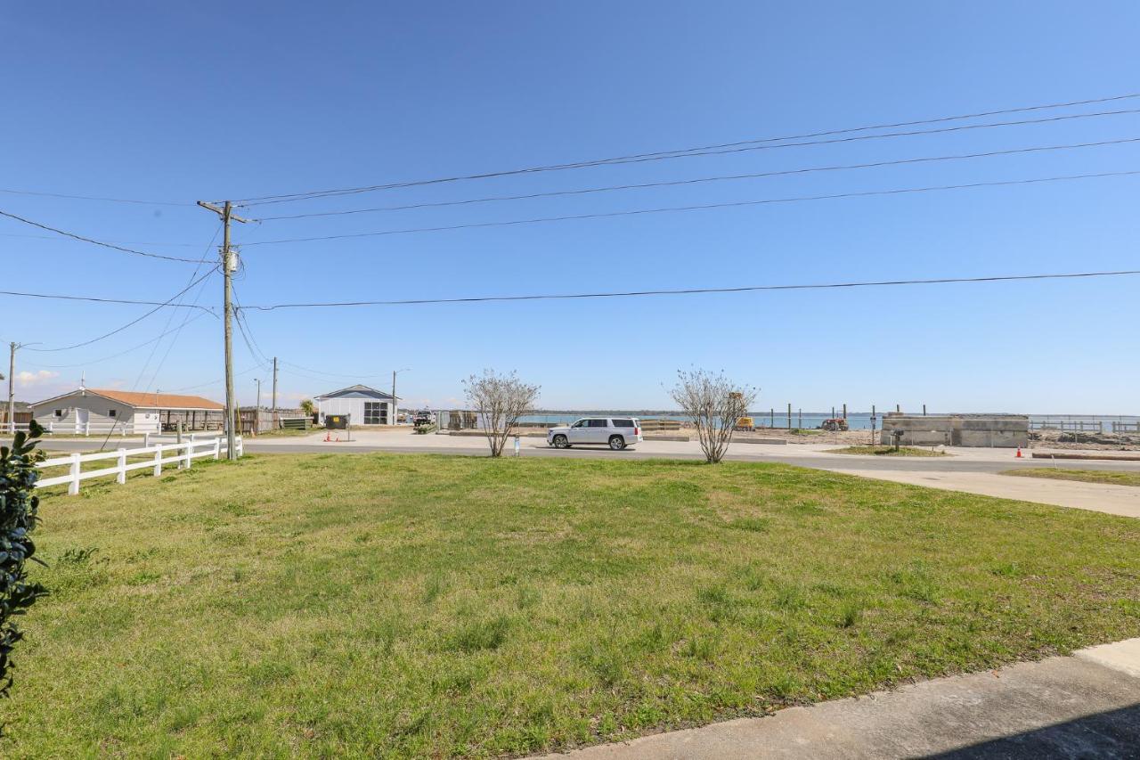 Spacious With Waterfront View-welcome Pets Holiday home *