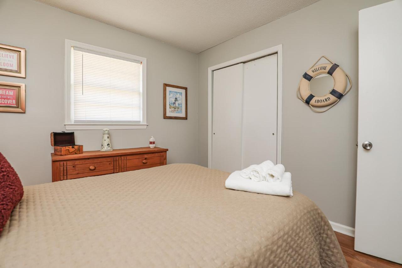 Spacious With Waterfront View-welcome Pets *