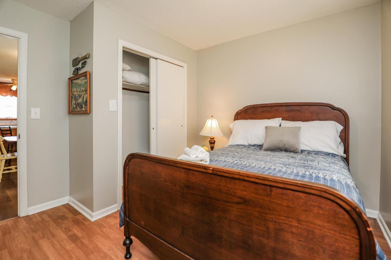Spacious With Waterfront View-welcome Pets *