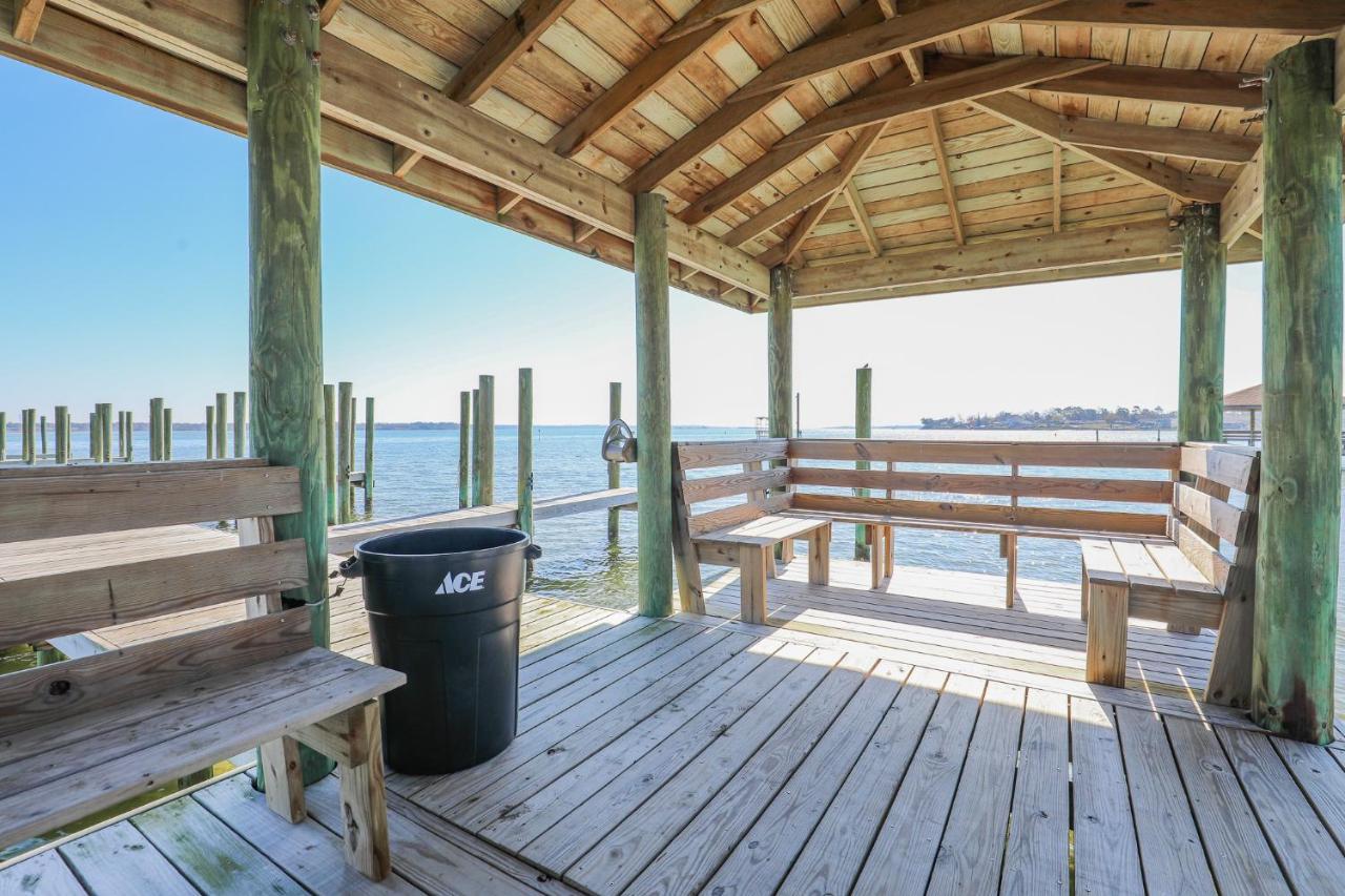 Spacious With Waterfront View-welcome Pets