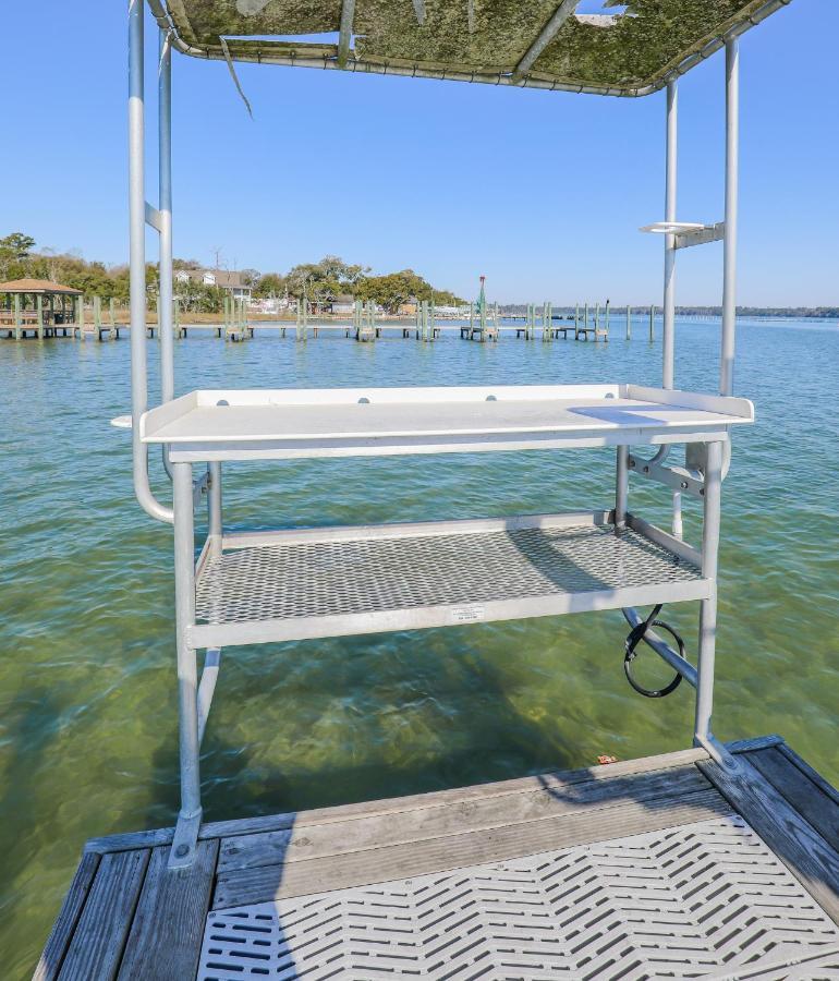 Spacious With Waterfront View-welcome Pets
