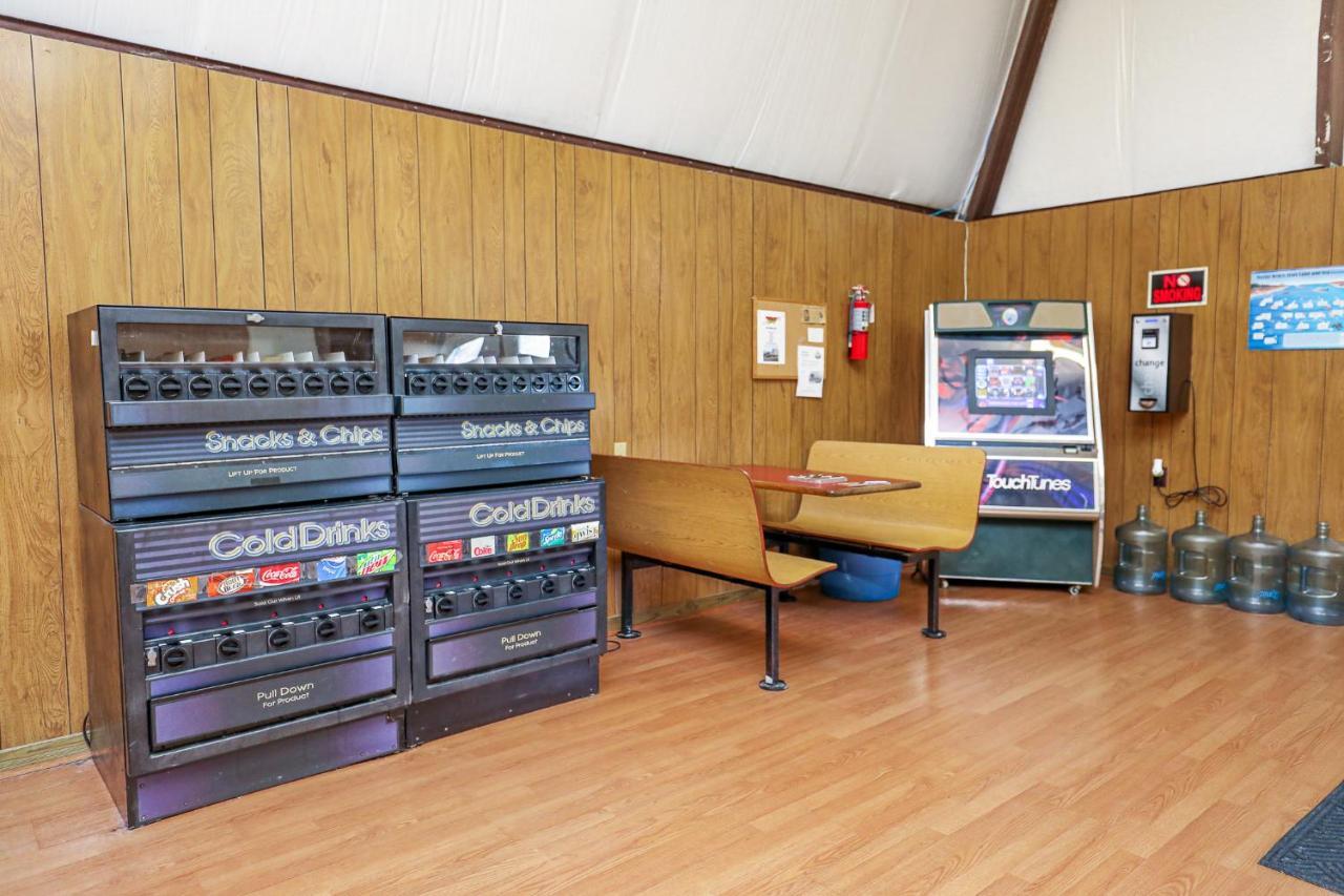 Spacious With Waterfront View-welcome Pets Holiday home *