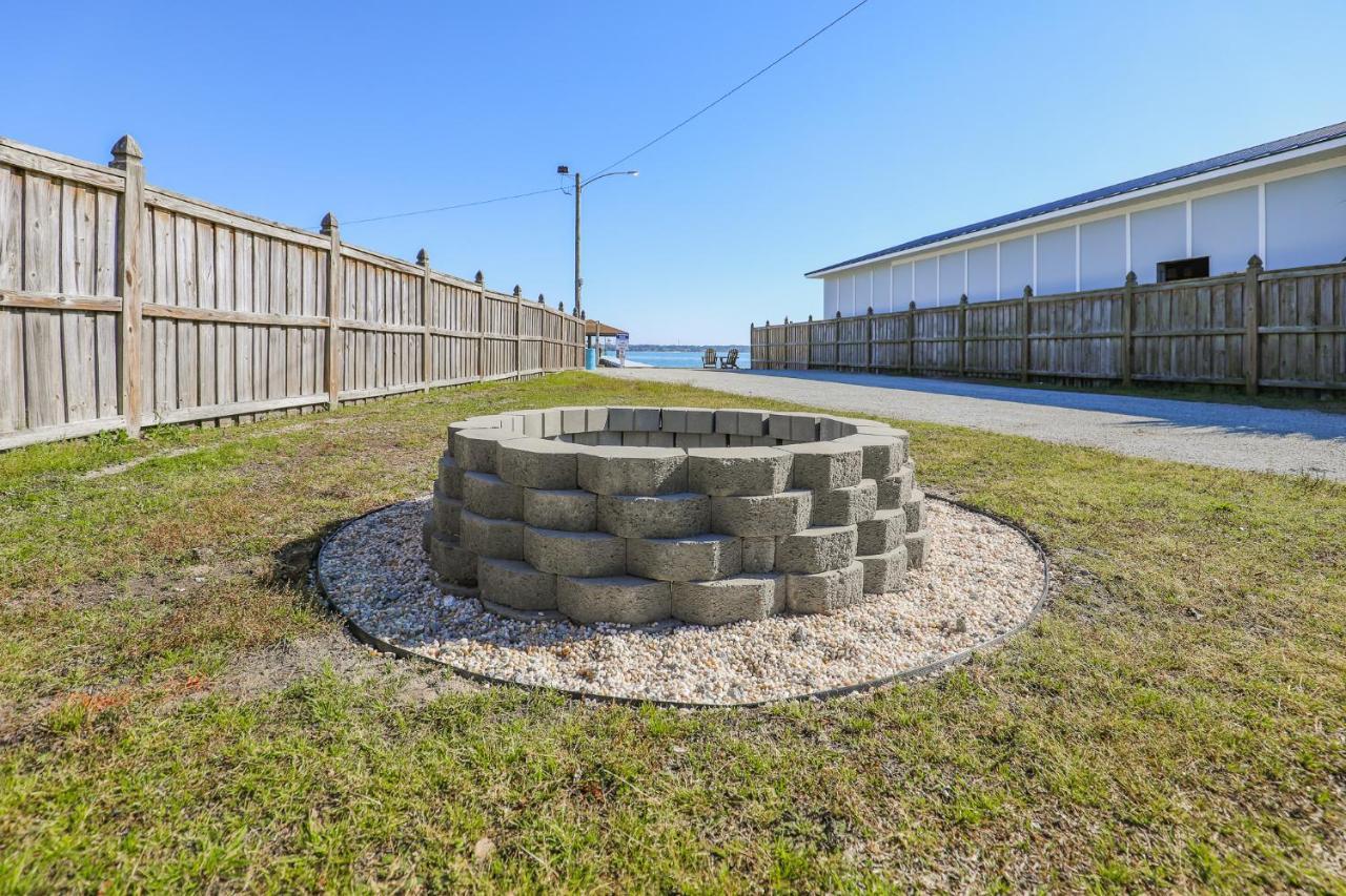 Spacious With Waterfront View-welcome Pets Holiday home Sneads Ferry