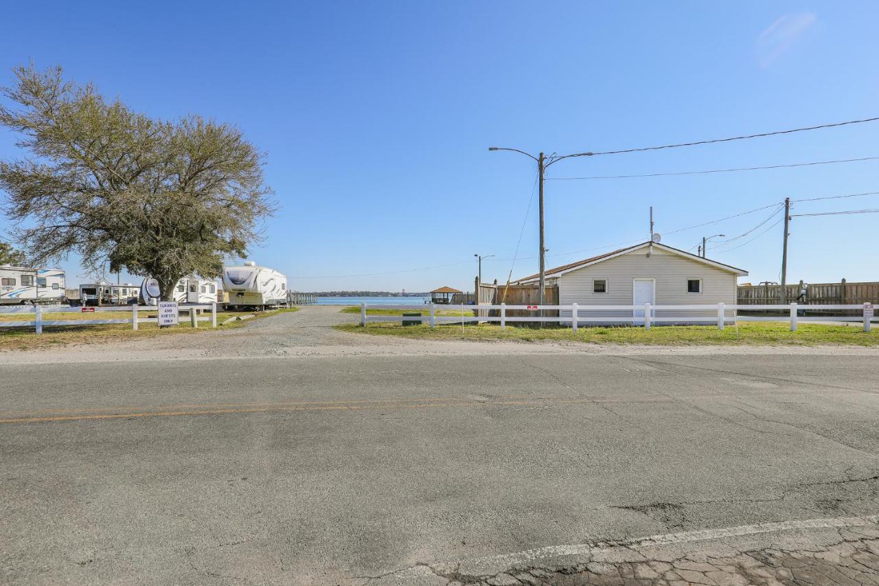Spacious With Waterfront View-welcome Pets Holiday home