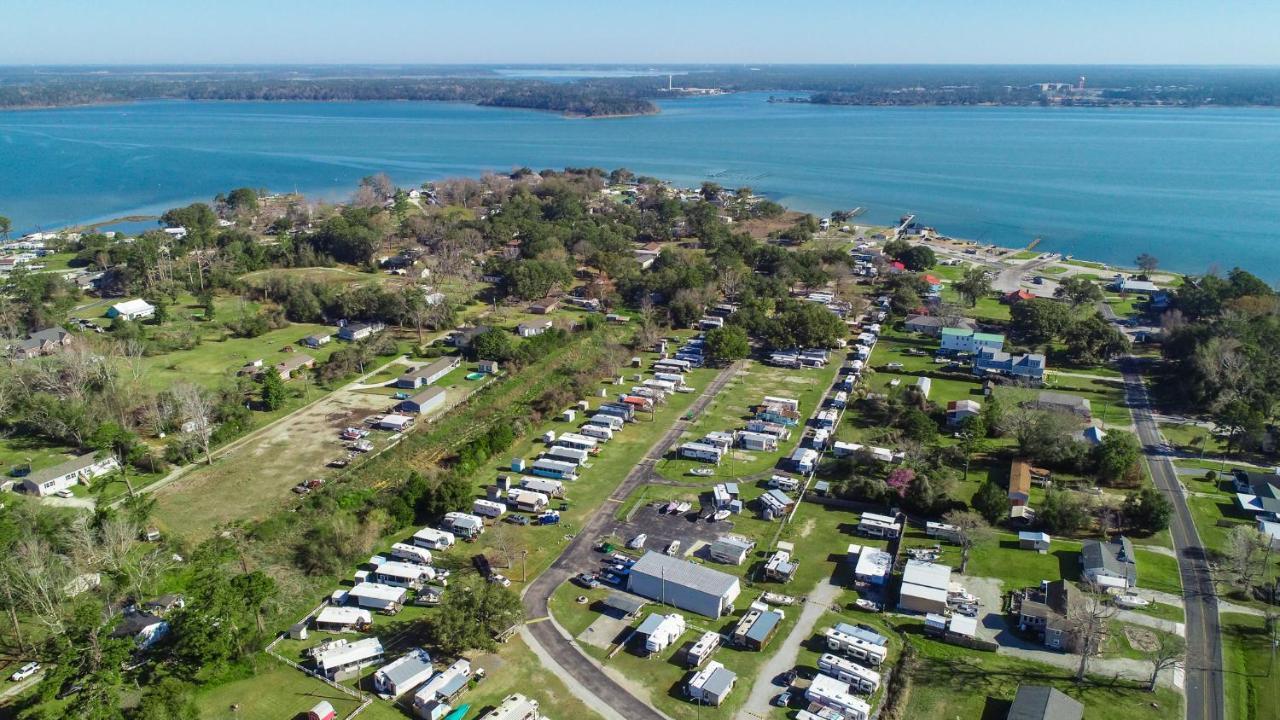 Spacious With Waterfront View-welcome Pets Holiday home